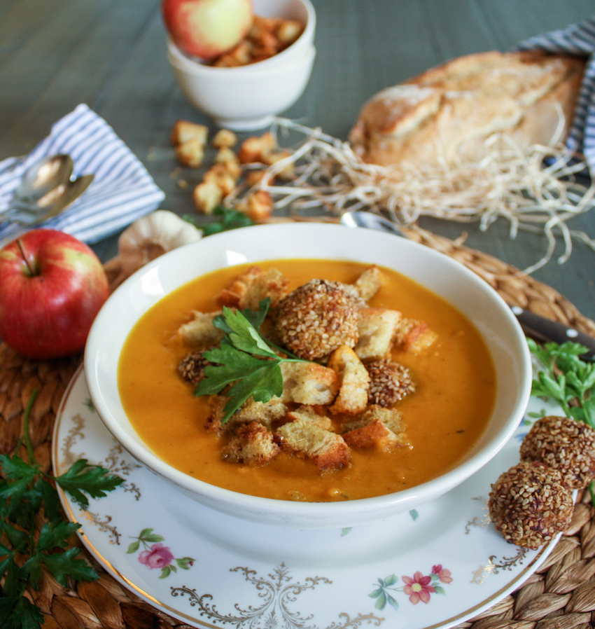 Karotten-Kokos-Suppe mit Apfel-Curry-Hackbällchen - Ein Häppchen Liebe
