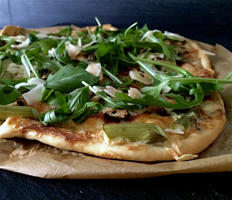 Italienische Pizza mit grünem Spargel