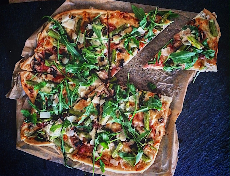 Italienische Pizza mit grünem Spargel